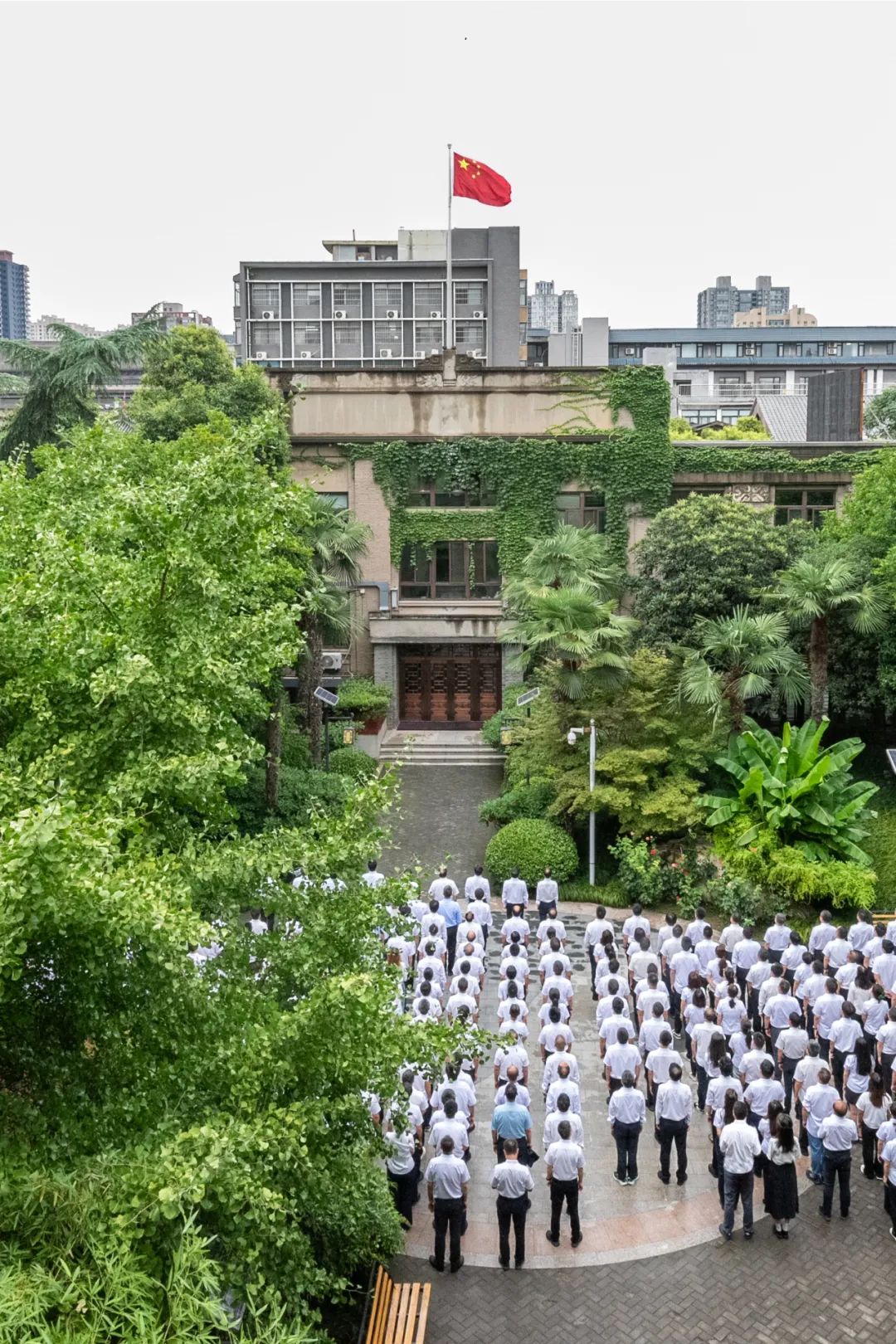 陜建控股集團(tuán)總部舉行慶“七一”建黨節(jié)升國(guó)旗儀式